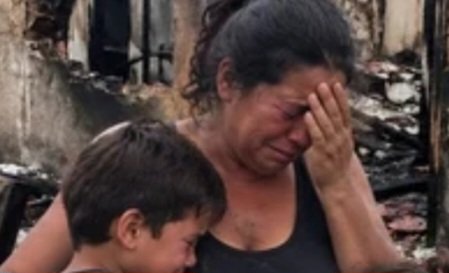 A Andrea amiga da minha mãe perdeu o marido e a casa no incêndio.