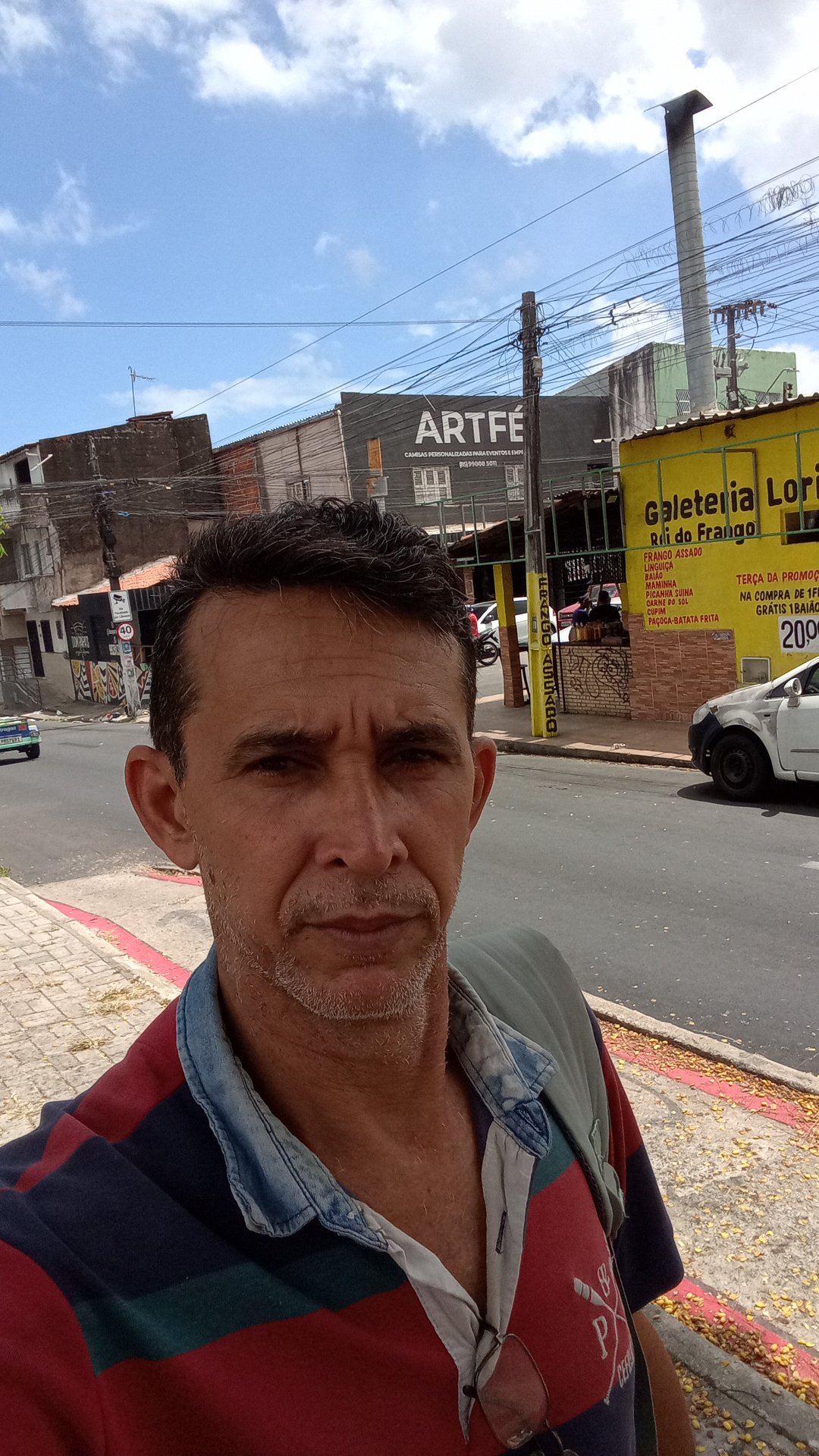Pagar meu aluguel e comprar comida minhas filhas.
